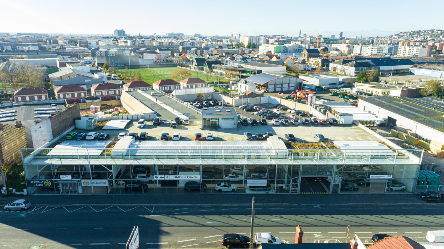 Vue d'ensemble sur la concession BMW et MINI du Groupe BMS au Havre en Normandie.