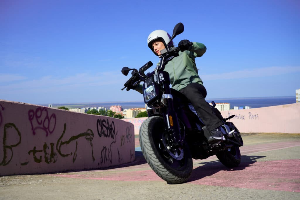 BMW Motorrad CE-02 Cosmic Black nouveau scooter bmw électrique concession bms mantes disponible permis AM