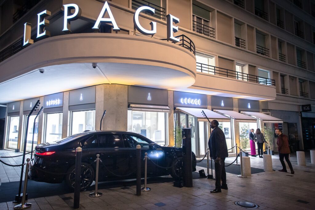 Exposition de la BMW i7 devant la bijouterie LEPAGE Le Havre