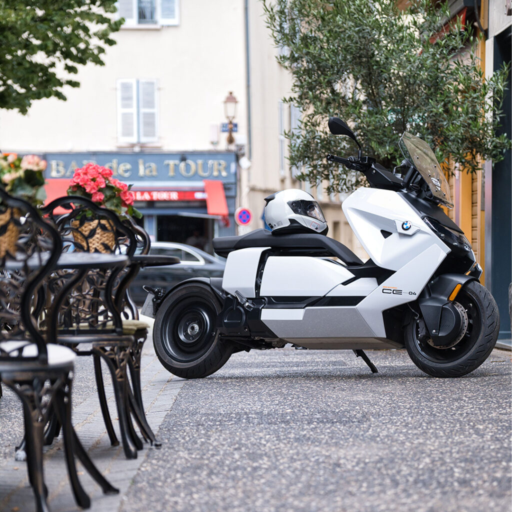 scooter electrique bmw ce04 blanc stationé sur une place de mantes la jolie