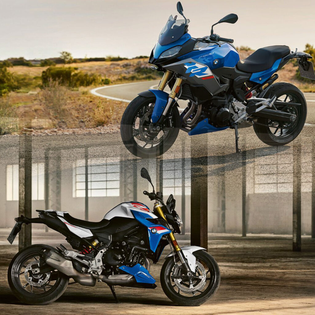Moto bmw f900r et f900xr bleue stationnées