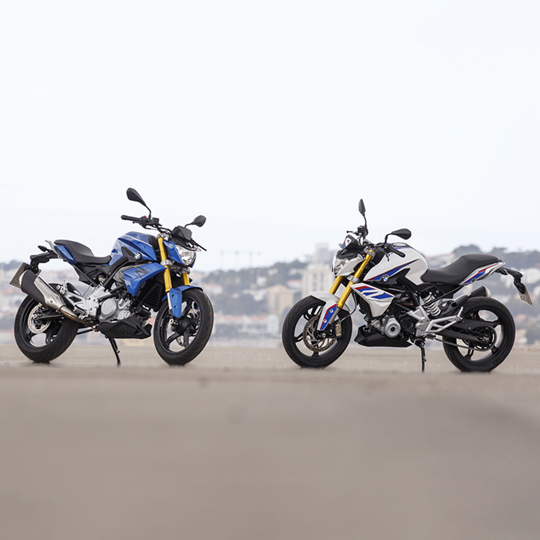 Motos BMW G310R et G310GS stationnées idéales pour jeune permis