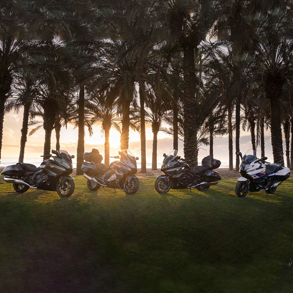 photo de 4 motos bmw k 1600 avec un couché de soleil