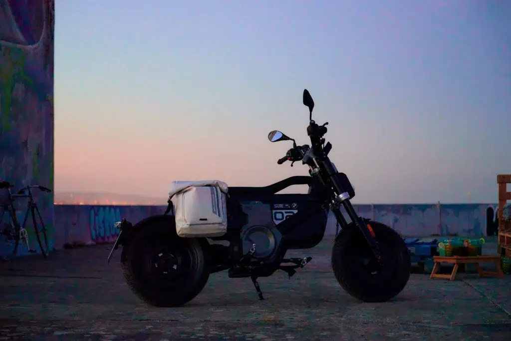 Moto BMW CE 02 e-parkoureur electrique à la tombée de la nuit