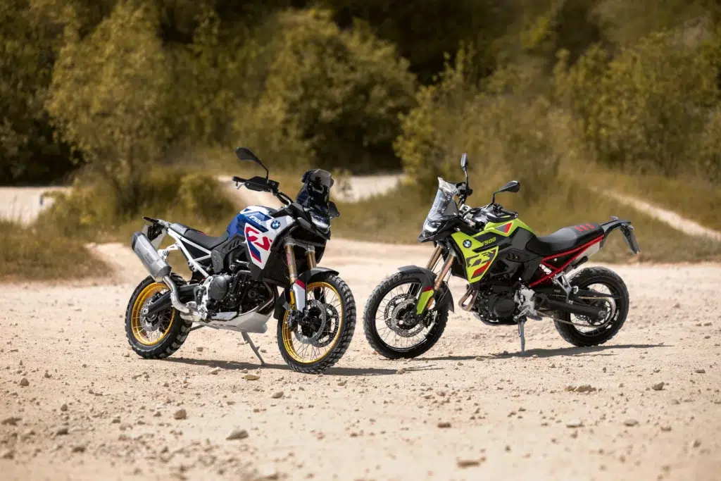 Moto BMW F 900 GS et F 900 GS Adventure jaune, stationner dans des chemins