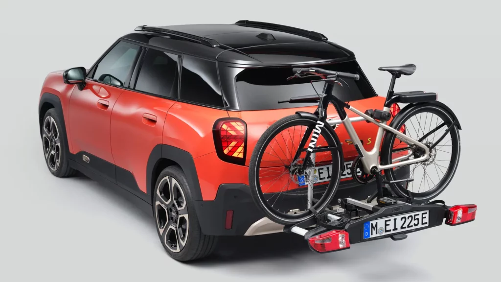 MINI aceman orange avec un porte vélo