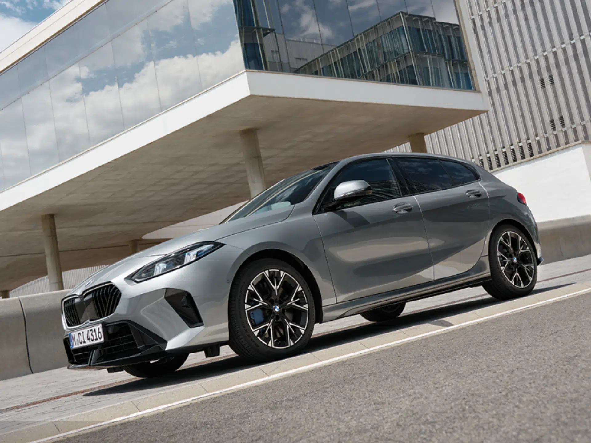 BMW Série 1 Grise garée