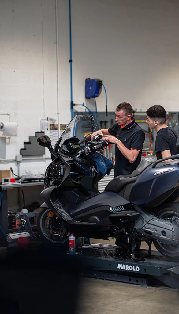 Techniciens bmw motorrad service