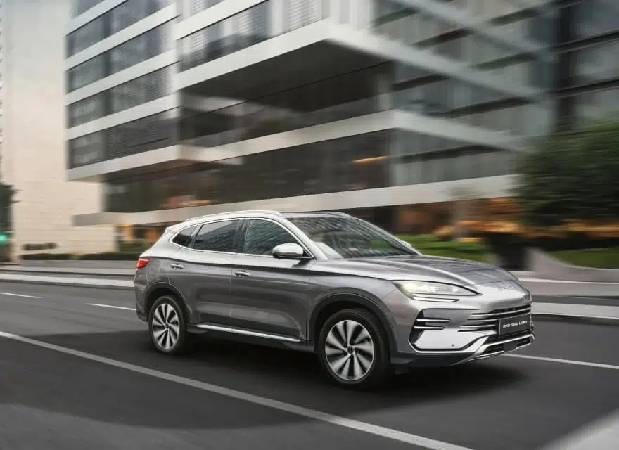 BYD Seal U DM-i SUV gris en train de rouler