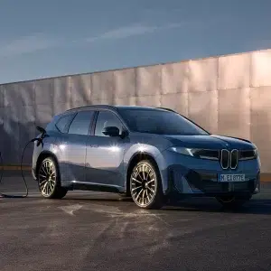 Nouvelle bmw iX3 bleue acier en charge